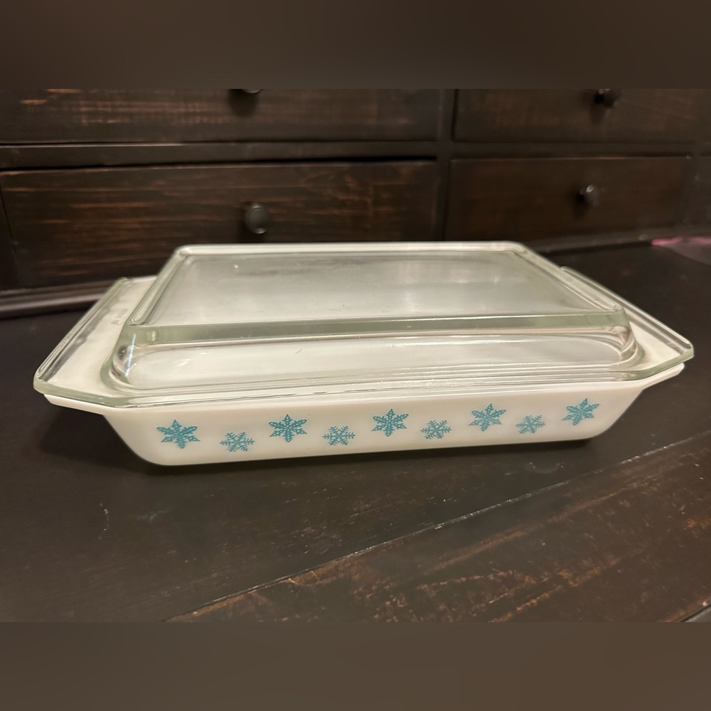 Vintage Pyrex Snowflake 548 Space Saver casserole dish